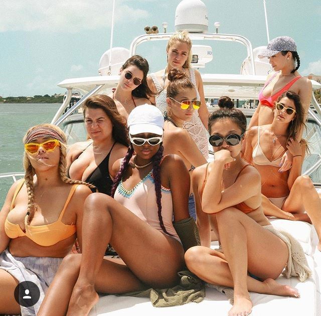 Jenner/Kardashian klan stylish girls weekend on a super yacht
