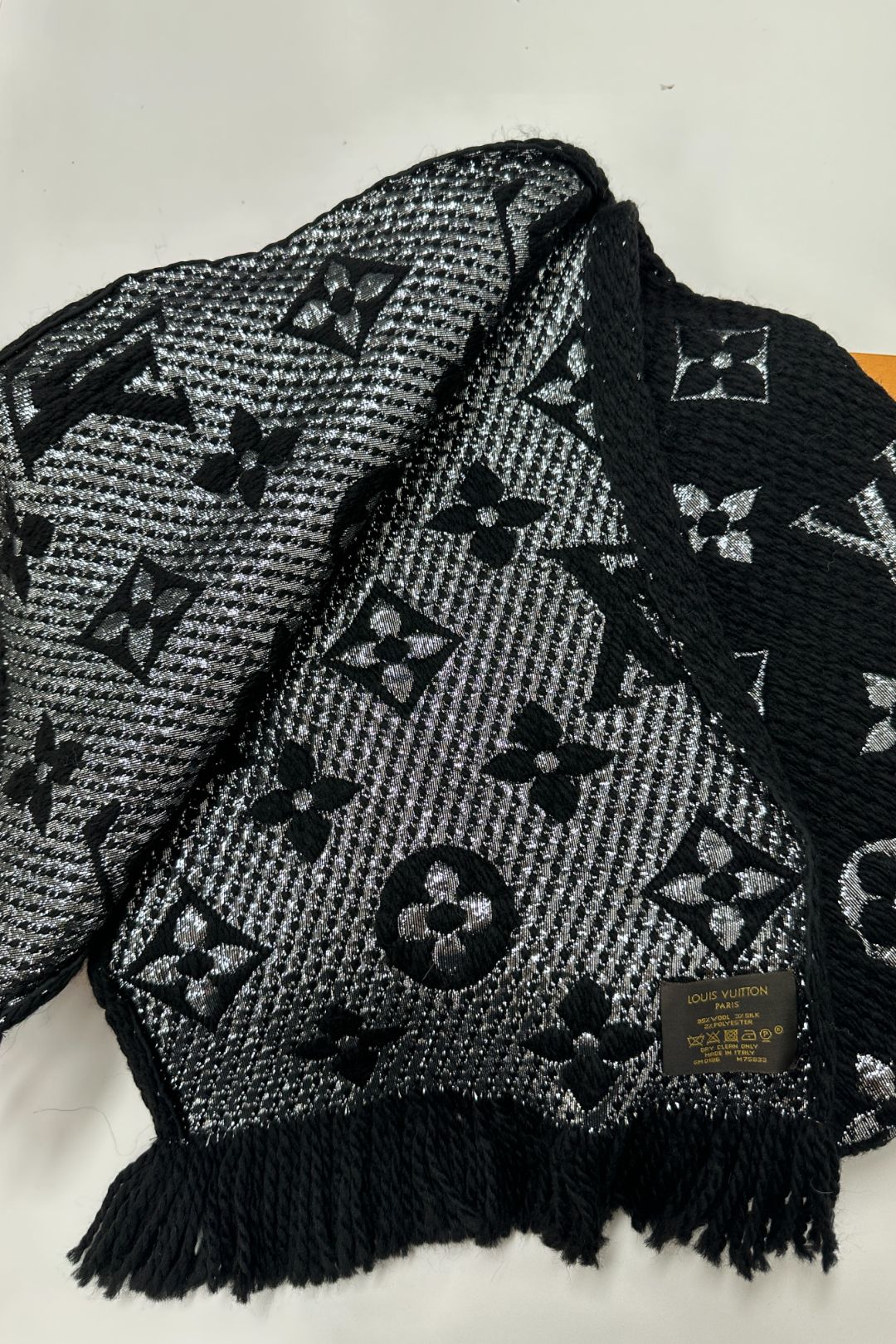 Black and silver louis vuitton scarf deals