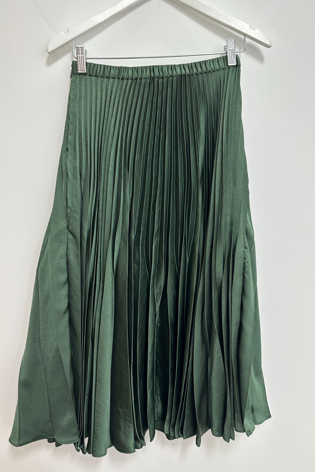 Country Road - Pleated Midi Skirt in Green