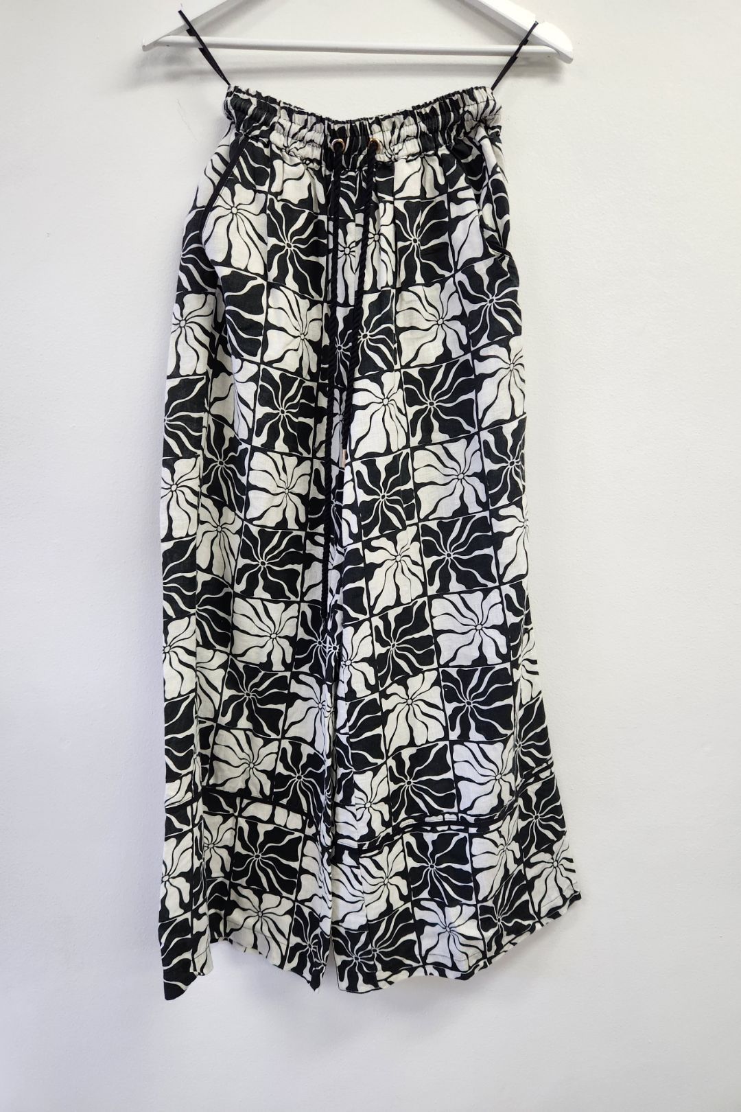 Sheike - Black and White Magnolia Linen Pants