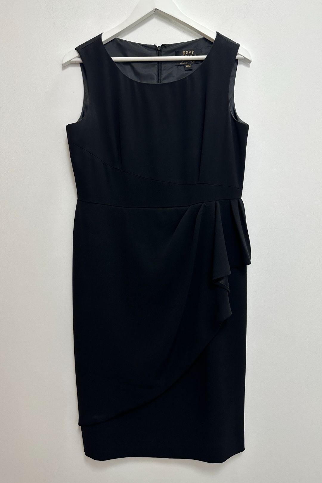 Perri Cutten - Sleeveless Knee Length Dress in Black