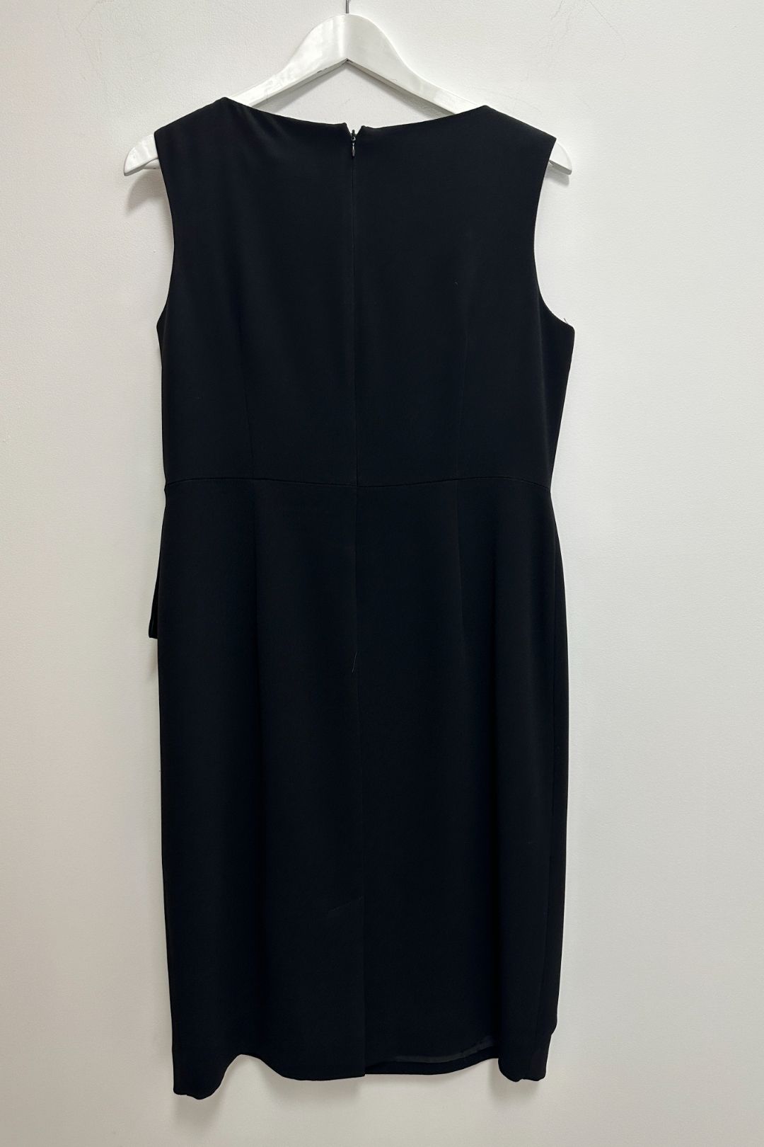 Perri Cutten - Sleeveless Knee Length Dress in Black